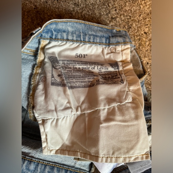 New Levi’s 501 Light Wash Women’s Distressed Jean Shorts - Picture 7 of 8